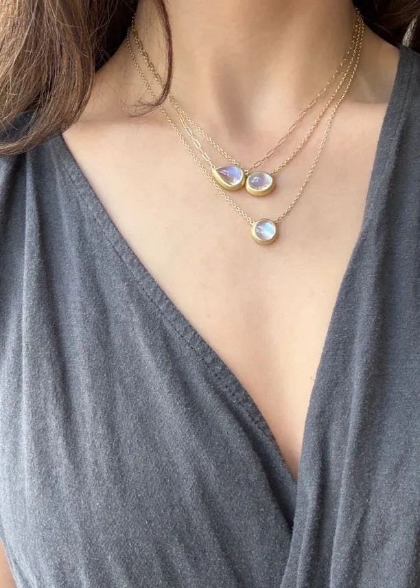 18 Karat Gold Round Ceylon Moonstone Necklace - 4.18 carats